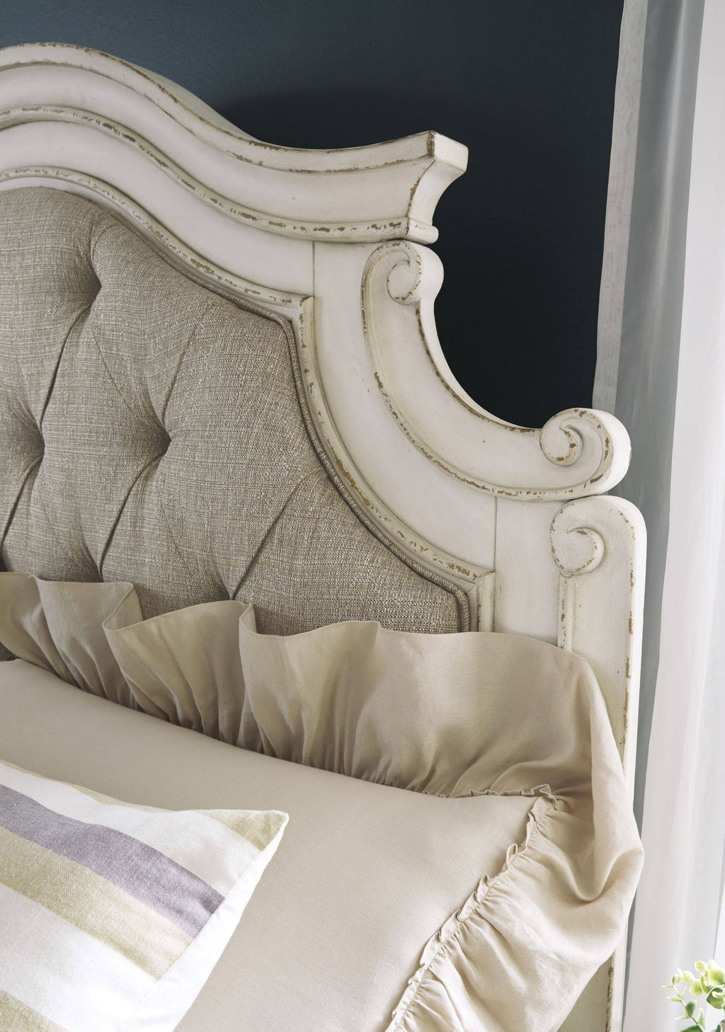 California King Bed Q373826